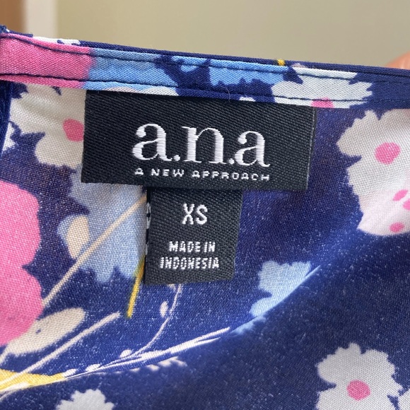 NWT a.n.a Miranda Floral Navy Blue Top - Picture 5 of 6